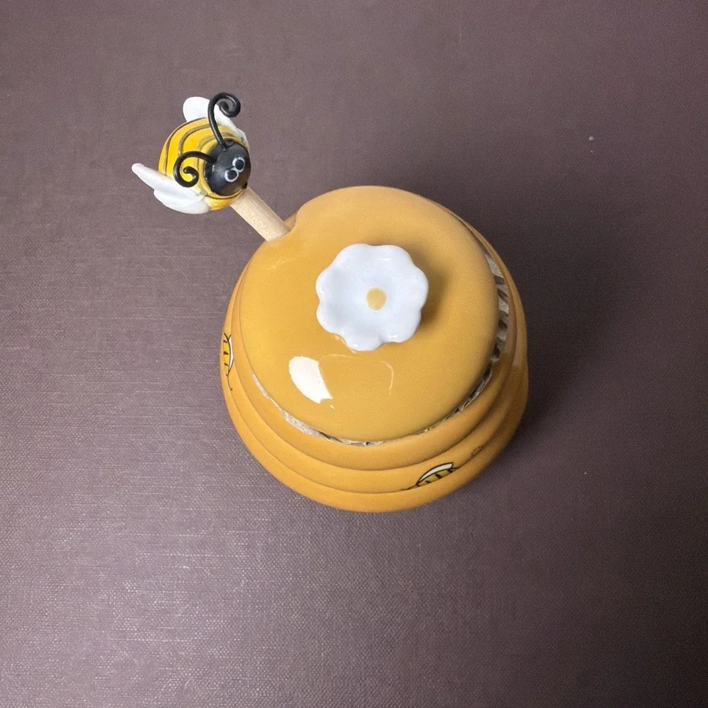 NWOT Yellow Ceramic Beehive Honey Pot Jar w/ Lid & Wooden Bumble Bee Honey Comb